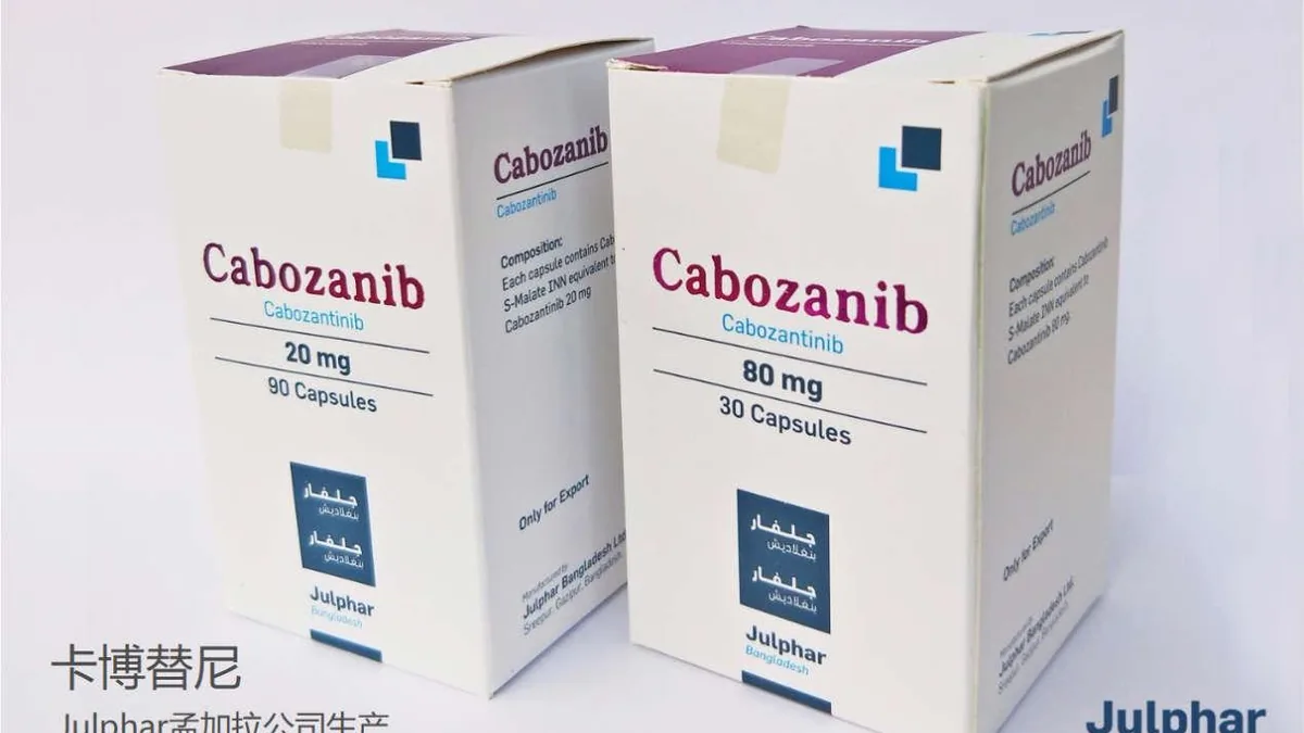 患者手持莫博替尼药盒,正在用手机查询注册信息