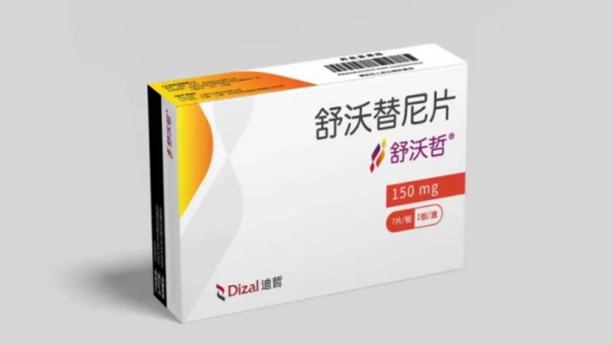 患者手持莫博替尼药盒和处方,在药房窗口咨询